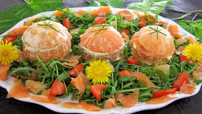 Entrées froides : Plat de millefeuille de pamplemousse au saumon fumé