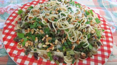 spaghetti : Assiette de spaghettis aux pignons de pin et aux raisins secs