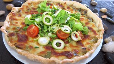 pousse de bambou : assiette de tarte croustillante aux légumes