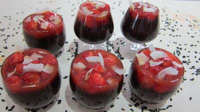 Desserts : Verrines de riz noir aux fraises et crème à la noix de coco