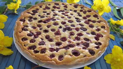 tarte : Assiette de tarte aux framboises et noisettes