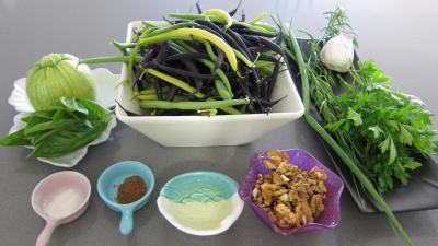 Ingrédients pour la recette : Haricots verts et courgettes gratinés aux fines herbes