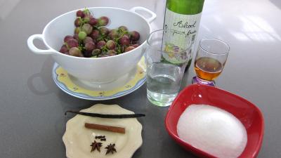 Ingrédients pour la recette : Raisins à l'eau de vie et épices