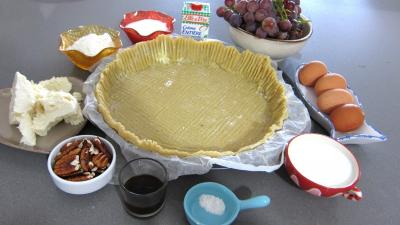 Ingrédients pour la recette : Clafoutis aux raisins et au brousse