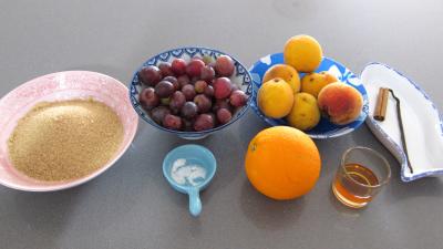 Ingrédients pour la recette : Coulis de pêches et raisins noirs (conserves)