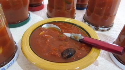 sauce chaude : Coupelle de sauce tomate puttanesca