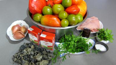 Ingrédients pour la recette : Sauce tomate aux champignons noirs (conserves)
