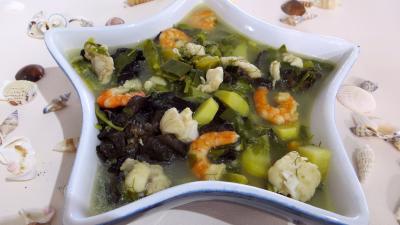 lotte : Soupière de soupe de lotte d'automne aux légumes