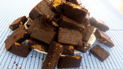 Dessert au chocolat : Assiette de brownies au beurre de cacahuètes