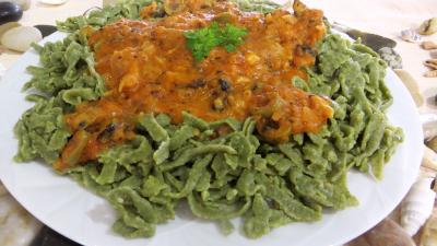 Cuisson à la casserole : Assiette de tagliatelles fraîches aux épinards et sa sauce au Vésuve