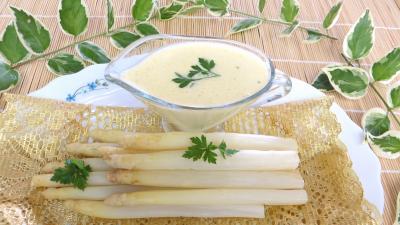 asperge : Plat d'asperges avec sa sauce mousseline
