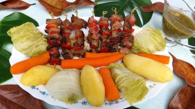 Anniversaire : Assiette de brochettes de boeuf et légumes à la vapeur