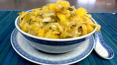 gingembre en poudre : Bol de tagliatelles fraîches aux oignons et ananas