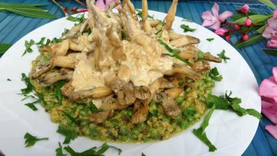 Plat en sauce : Assiettes d'oeufs brouillés aux petits pois et cuisses de grenouille