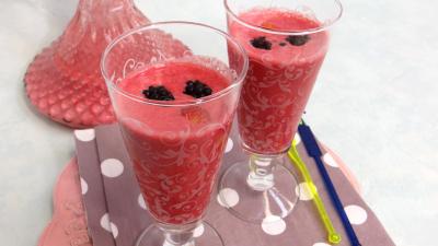 Boissons : Verres de smoothie aux fruits rouges