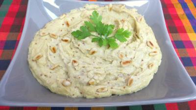 sauce pour oeuf : Bol de sauce à l'ail et aux pignons