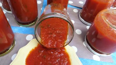 sauce chaude : Bocaux de sauce tomate épicée