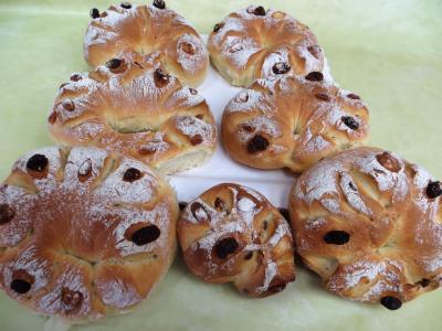 pains variés : Couronnes de pain de mie aux fruits secs