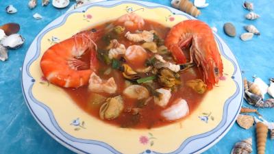 lotte : Assiette de soupe de consommé marin terre et mer