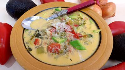 Soupes & potages : Assiette de potage aux tomates et aux avocats