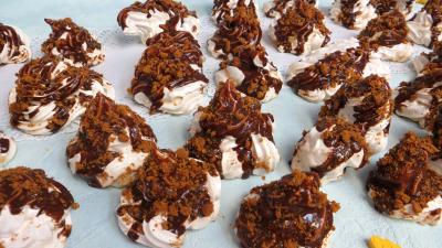 sucre cristallisé : Meringues à l'espagnole glacées au chocolat