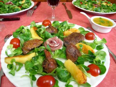 vinaigre vin rouge : Assiette de mâche aux foies de volaille et pommes