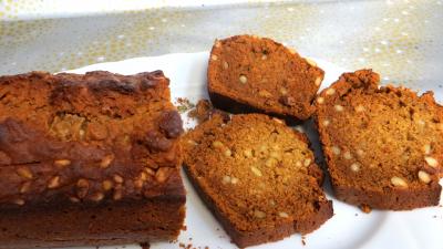 Desserts : Plat de pain d'épices aux pignons de pin