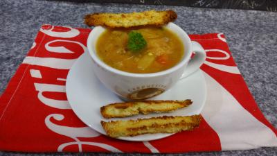 Cuisine diététique : Bol de soupe de légumes et tomme de brebis