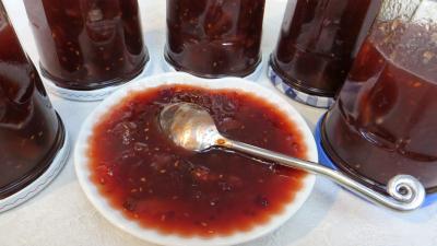 Confitures : Coupelle de confiture de pastèque et de fruits congelés