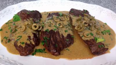 Viandes : Plat de bavettes à la moutarde et aux olives