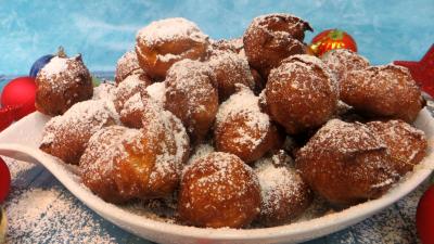 gingembre en poudre : Plat de beignets au café
