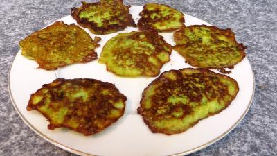 robot ménager : Assiette de pancakes aux courgettes