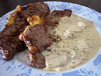 fond de volaille : Assiette de contrefilets sauce moutarde et champignons
