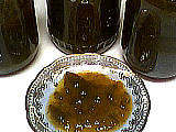 La cuisine des grand-mères : Bocaux et coupelle de confiture de reine-claude