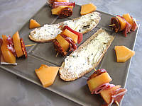 boursin : Assiette d'amuse-bouche au melon et charcuterie