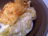 rondelé ail et fines herbes : Assiette de gratin parfumé aux pommes de terre