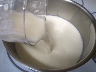 Photo : Verser du lait dans une casserole