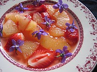 Image : Assiette de soupe de violettes à l'ananas et aux fraises