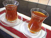 Image : Verres de thé au miel et à la verveine