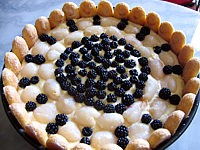 Dessert à base de fromage blanc : Assiette de tiramisu aux mûres et litchies