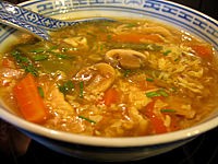 Soupes & potages : Assiette de soupe chinoise aigre et épicée