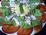 entrée à base de poisson : Assiette de salade au cabillaud
