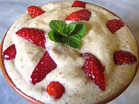 mousse : Plat de mousse aux noisettes et aux fraises