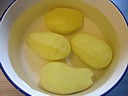 Tremper les pommes de terre momentanément