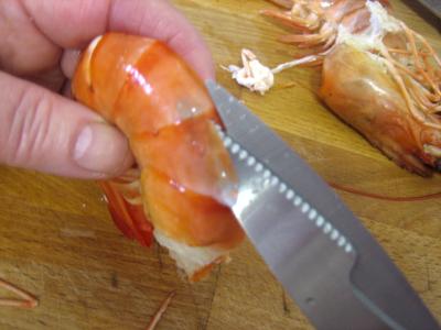 Inciser la coquille de la gamba sur le dos