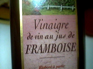 Photo : Bouteille de vinaigre de framboises