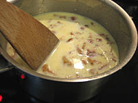 farine : Casserole de sauce aux girolles