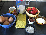 Ingrédients pour la recette : Lait fraises au chocolat et meringue