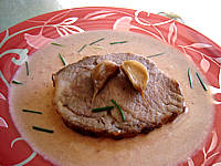Image : Assiette de rôti de porc à l'ail