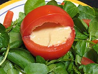 tomates farcies et sauce aux haricots